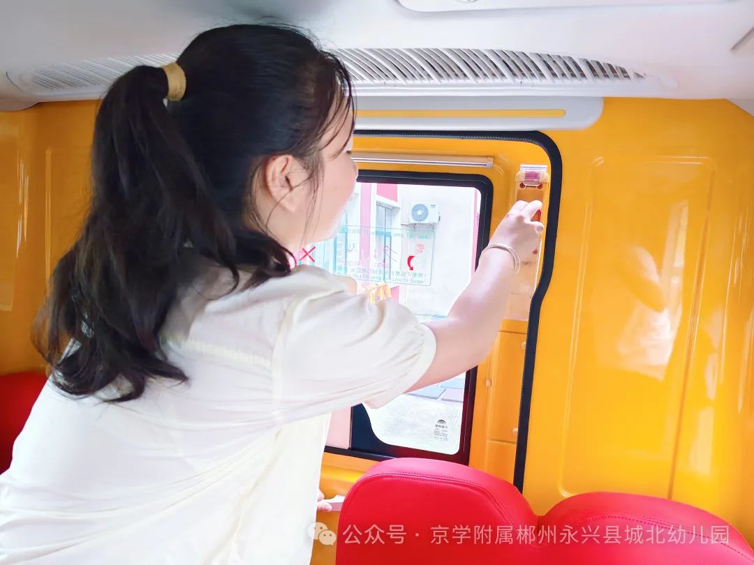 【校車(chē)安全】“以練促防·安全護(hù)航”——城北幼兒園校車(chē)安全應(yīng)急演練 圖片