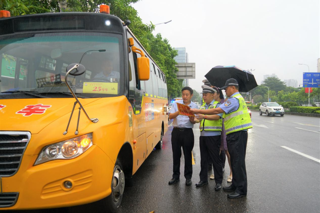 擰緊學(xué)生出行“安全閥”:市教育體育局與市交警支隊(duì)聯(lián)合開展全市校車安全檢查 圖片
