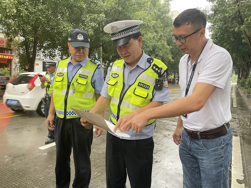 擰緊學(xué)生出行“安全閥”:市教育體育局與市交警支隊(duì)聯(lián)合開展全市校車安全檢查 圖片