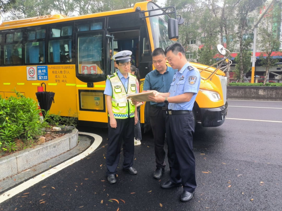 擰緊學(xué)生出行“安全閥”:市教育體育局與市交警支隊(duì)聯(lián)合開展全市校車安全檢查 圖片