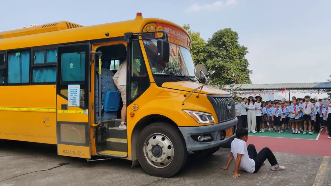 校車演練不松懈,安全意識記心間——珠海市斗門區德恒實驗學校校車交通事故應急演練 圖片