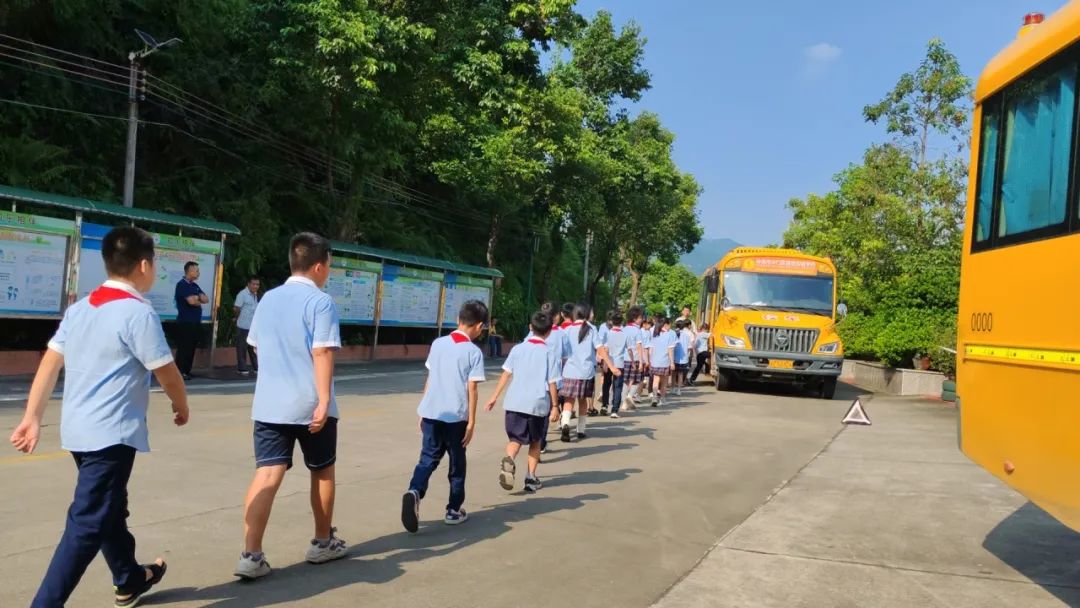 校車演練不松懈,安全意識記心間——珠海市斗門區德恒實驗學校校車交通事故應急演練 圖片