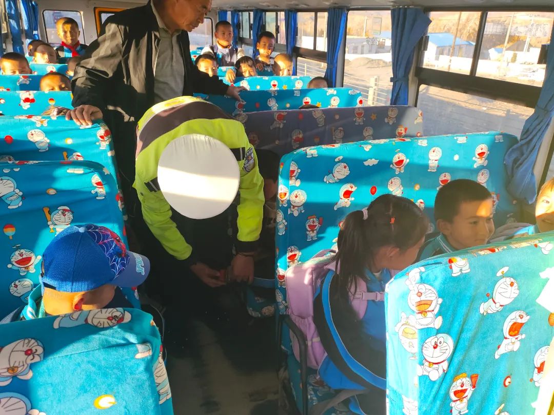 青河公安交警交警:嚴把校車安全關 護航平安上學路 圖片