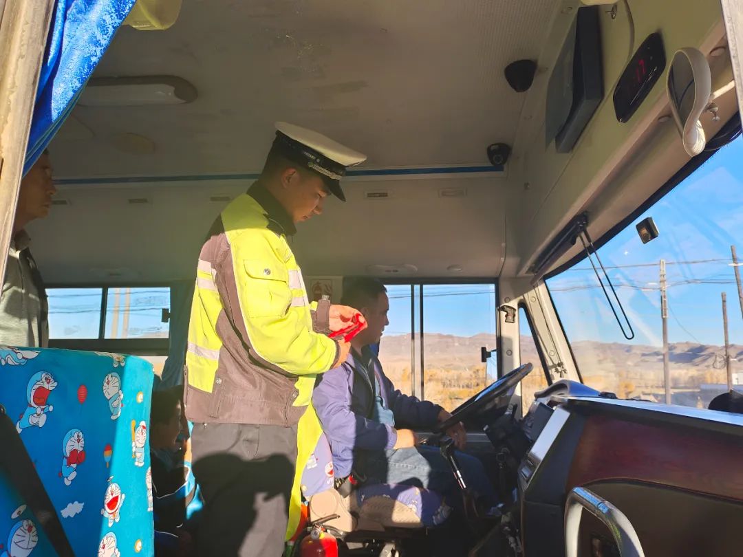 青河公安交警交警:嚴把校車安全關 護航平安上學路 圖片