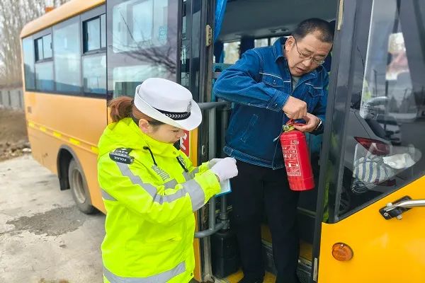 吉木乃交警嚴把校車安全關 護航平安上學路