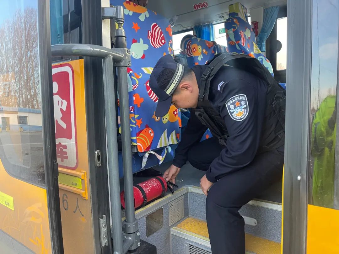 【交警動態(tài)】強化校車安全“大檢查” 擰緊校車出行“安全閥” 圖片