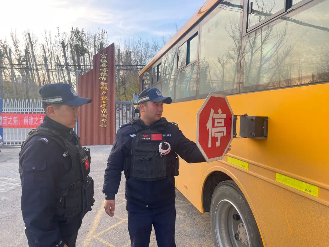 【交警動態(tài)】強化校車安全“大檢查” 擰緊校車出行“安全閥” 圖片