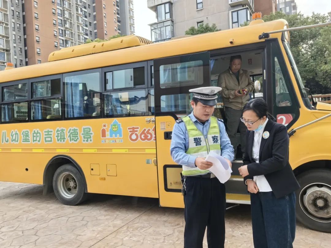 【小手拉大手】交警三大隊(duì)新廠中隊(duì)開(kāi)展校車(chē)安全隱患排查 筑牢幼兒出行“安全網(wǎng)” 圖片