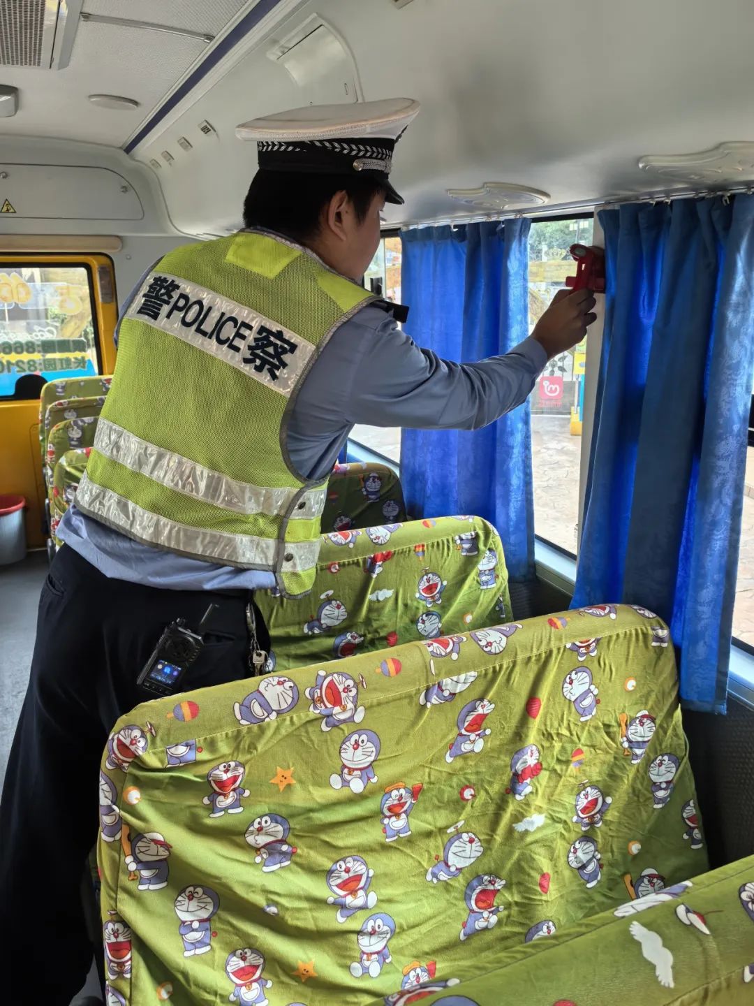 【小手拉大手】交警三大隊(duì)新廠中隊(duì)開(kāi)展校車(chē)安全隱患排查 筑牢幼兒出行“安全網(wǎng)” 圖片