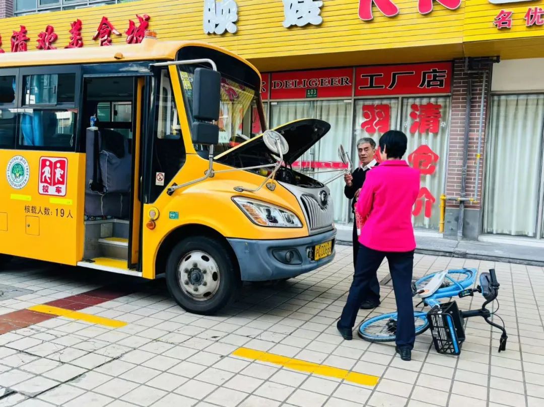 安全乘車 平安“童”行——玉樹幼兒園校車突發(fā)事件應(yīng)急演練 圖片