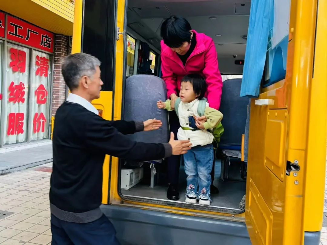 安全乘車 平安“童”行——玉樹幼兒園校車突發(fā)事件應(yīng)急演練 圖片