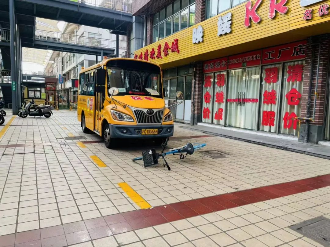 安全乘車 平安“童”行——玉樹幼兒園校車突發(fā)事件應(yīng)急演練 圖片