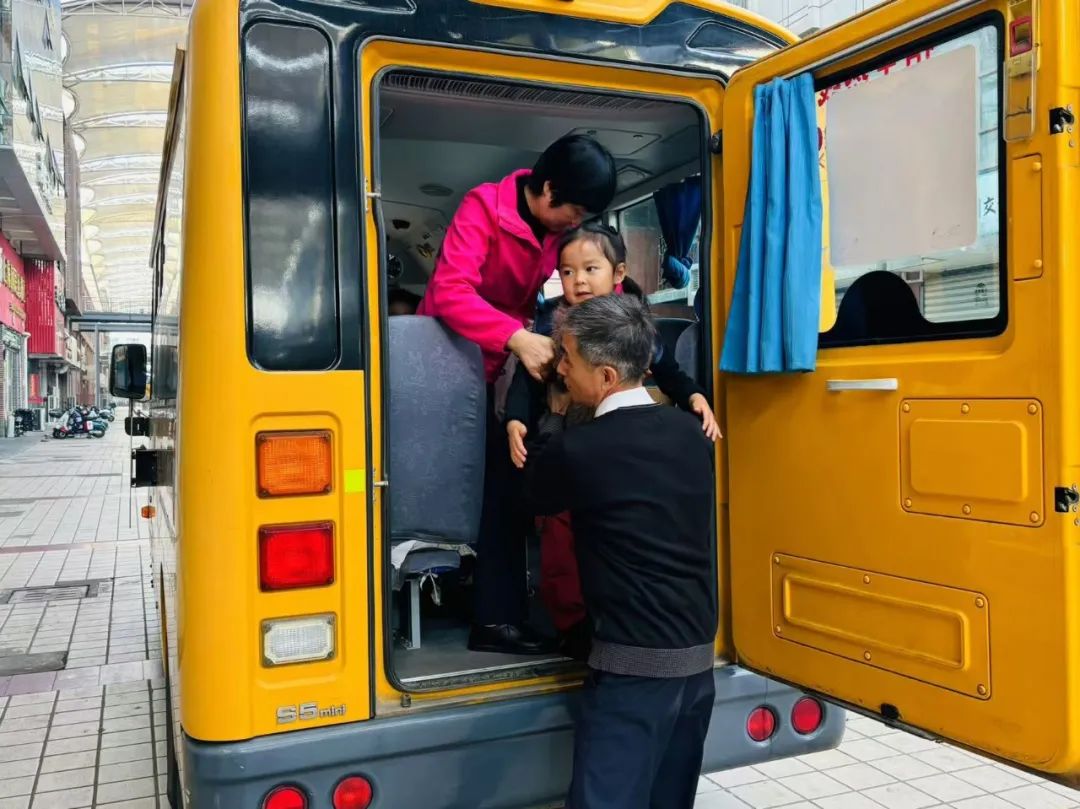 安全乘車 平安“童”行——玉樹幼兒園校車突發(fā)事件應(yīng)急演練 圖片