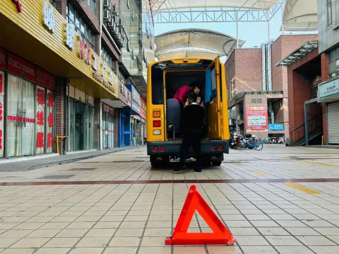 安全乘車 平安“童”行——玉樹幼兒園校車突發(fā)事件應(yīng)急演練 圖片