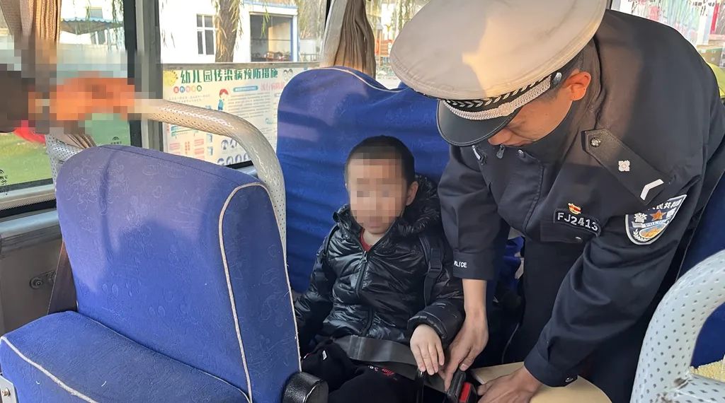 擰緊校車“安全閥” 筑牢學生“平安路” 圖片