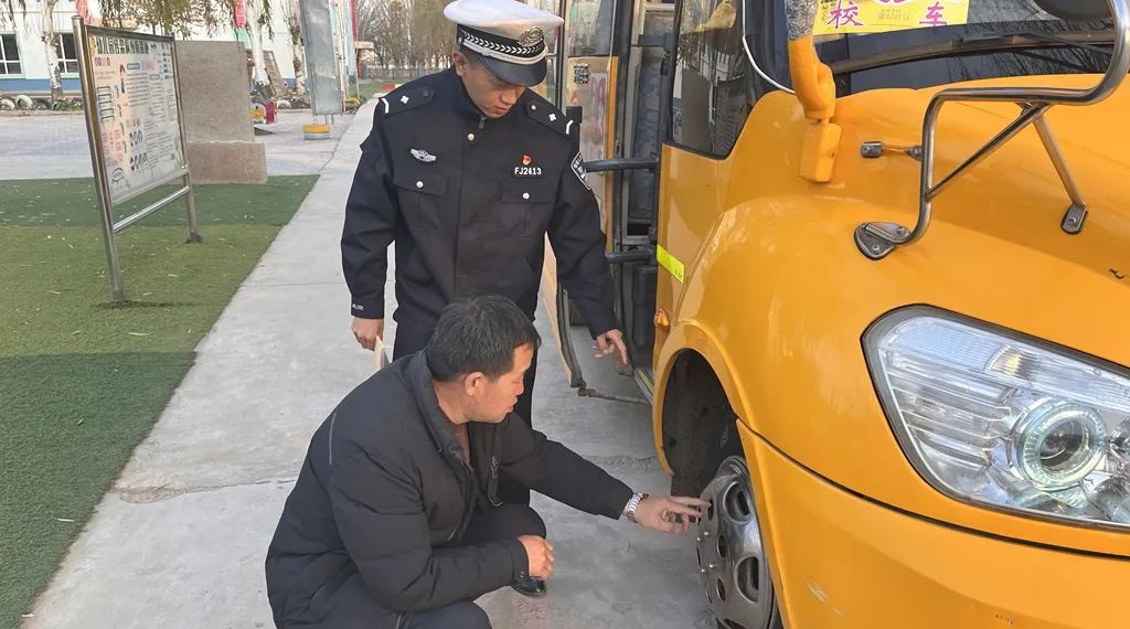 擰緊校車“安全閥” 筑牢學生“平安路” 圖片