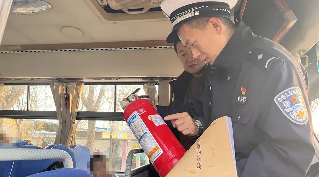 擰緊校車“安全閥” 筑牢學生“平安路” 圖片