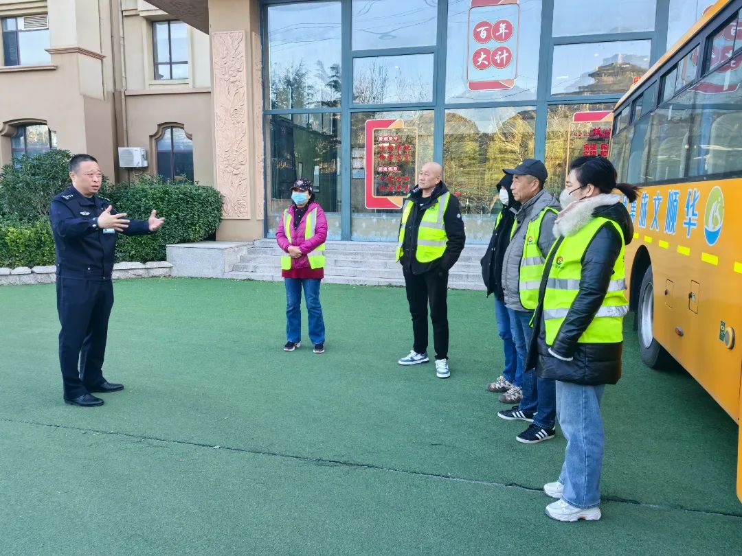 校車安全檢查培訓(xùn)——深入一線 圖片