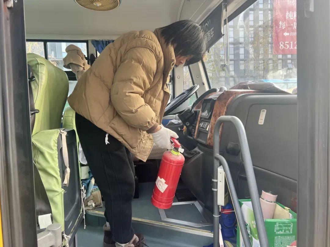 安全乘車,平安“童”行——記平湖市青鳥幼兒園校車安全應急演練活動 安全乘車,平安“童”行——記平湖市青鳥幼兒園校車安全應急演練活動