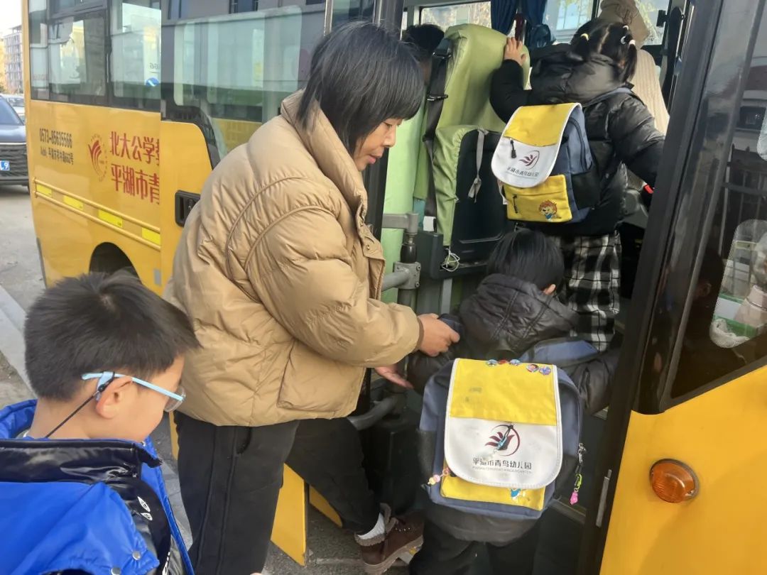 安全乘車,平安“童”行——記平湖市青鳥幼兒園校車安全應急演練活動 圖片