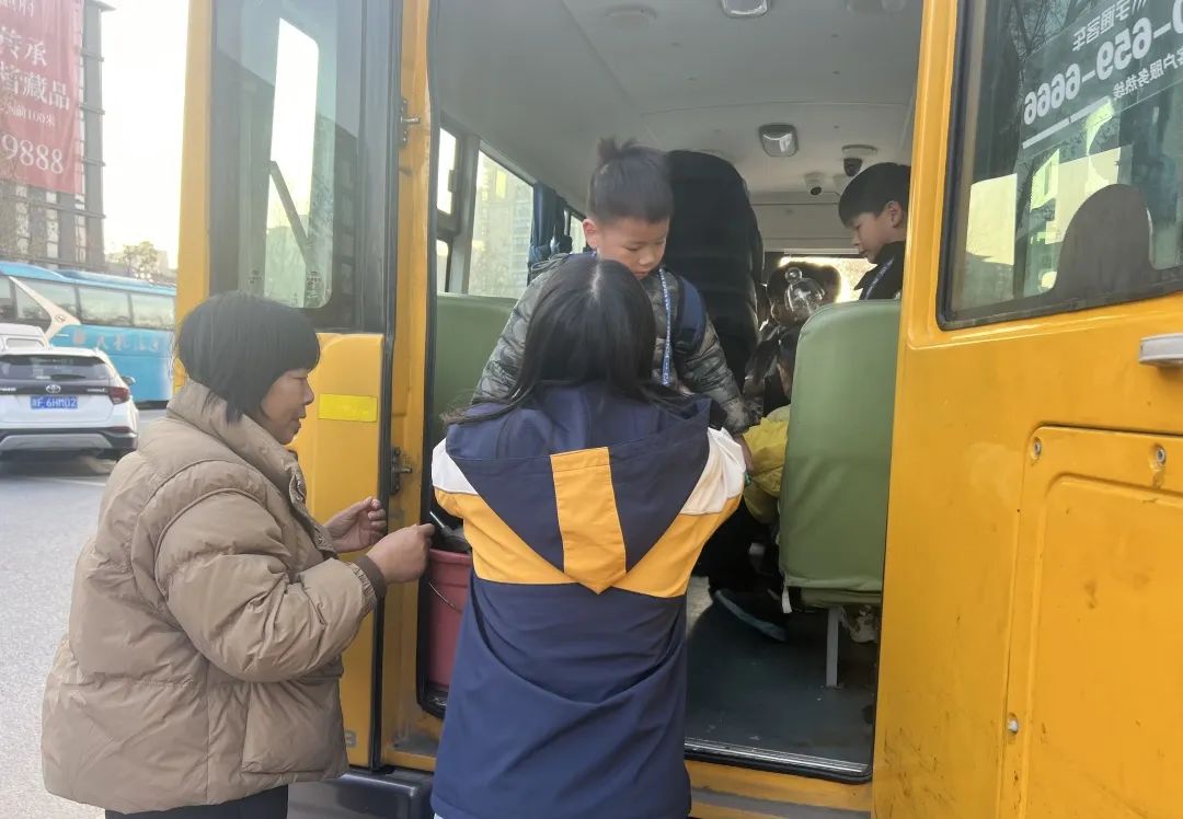 安全乘車,平安“童”行——記平湖市青鳥幼兒園校車安全應急演練活動 圖片