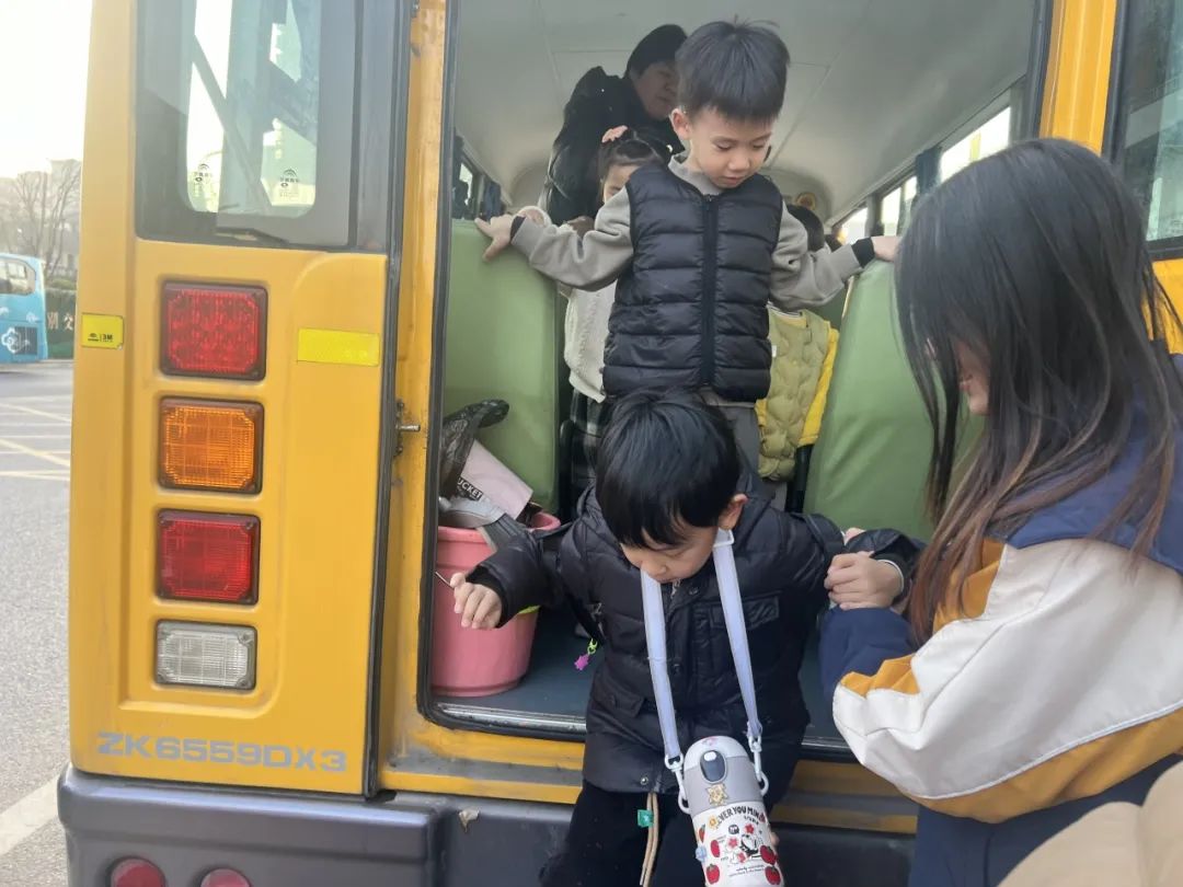 安全乘車,平安“童”行——記平湖市青鳥幼兒園校車安全應急演練活動 圖片
