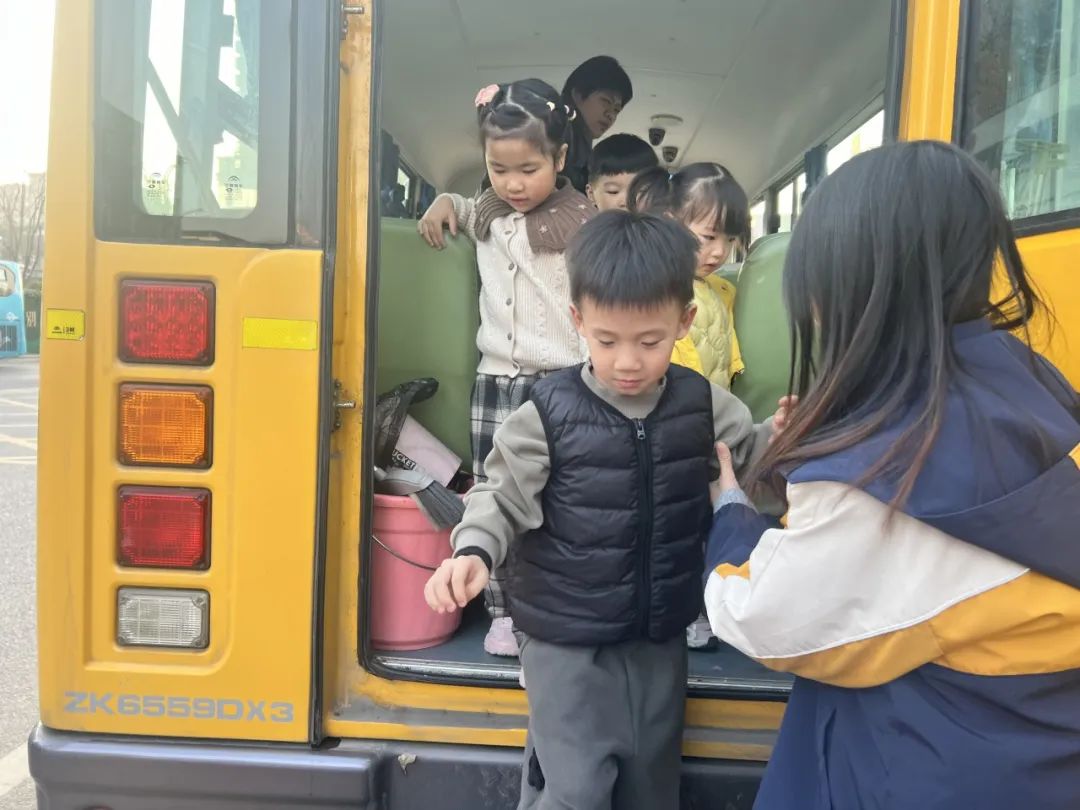 安全乘車,平安“童”行——記平湖市青鳥幼兒園校車安全應急演練活動 圖片