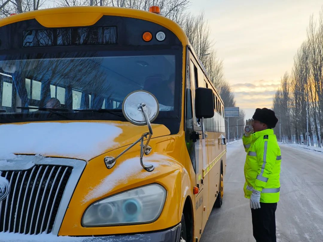 哈巴河交警開展校車突擊檢查 為學生出行筑牢安全防線 圖片