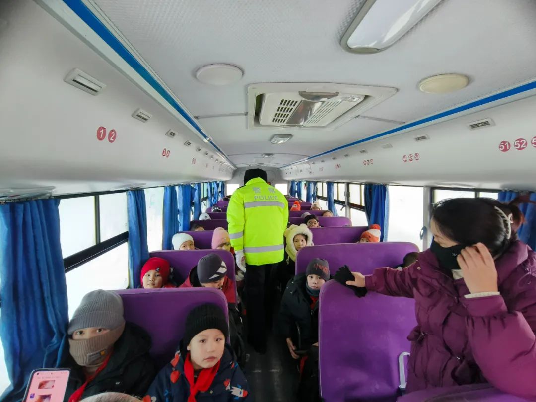 哈巴河交警開展校車突擊檢查 為學生出行筑牢安全防線 圖片