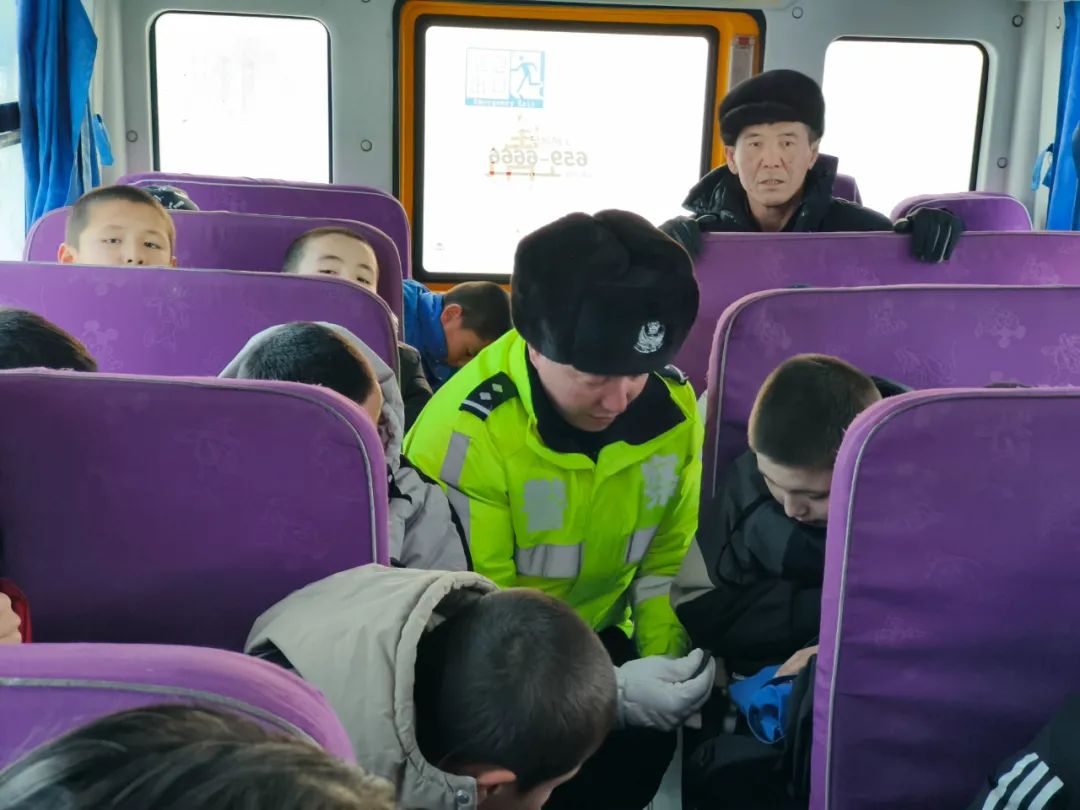 哈巴河交警開展校車突擊檢查 為學生出行筑牢安全防線 圖片