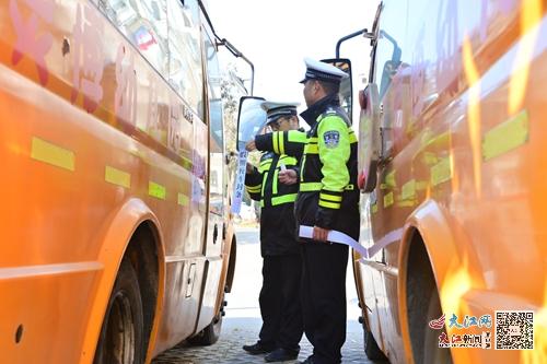 武寧交警組織開展寒假校車安全檢查/ 武寧交警組織開展寒假校車安全檢查
