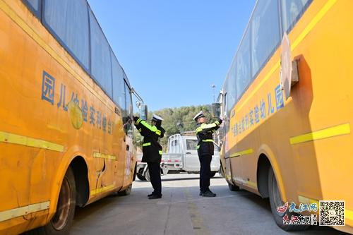 武寧交警組織開展寒假校車安全檢查/ 武寧交警組織開展寒假校車安全檢查