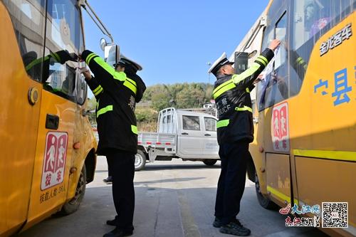 武寧交警組織開展寒假校車安全檢查/ 武寧交警組織開展寒假校車安全檢查