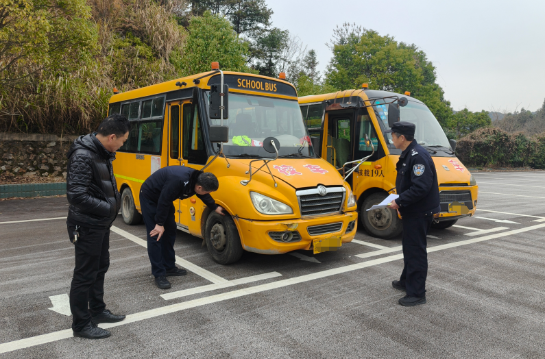 春節(jié)假期后,鉛山公安交警提前開展校車安全隱患大排查 圖片