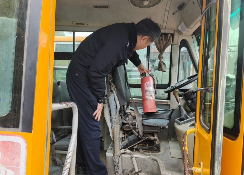 春節(jié)假期后,鉛山公安交警提前開展校車安全隱患大排查 圖片