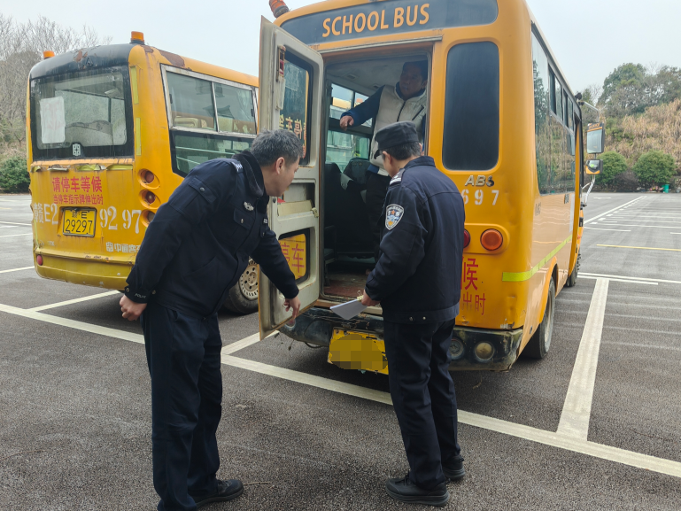 春節(jié)假期后,鉛山公安交警提前開展校車安全隱患大排查 圖片