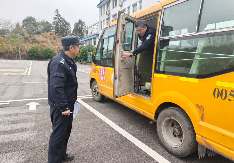 春節(jié)假期后,鉛山公安交警提前開展校車安全隱患大排查 圖片