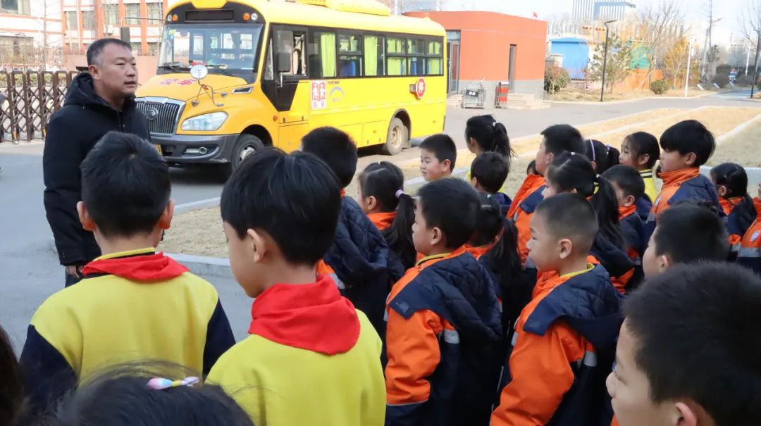 嚴把校車“安全關”，守護學生“平安路”