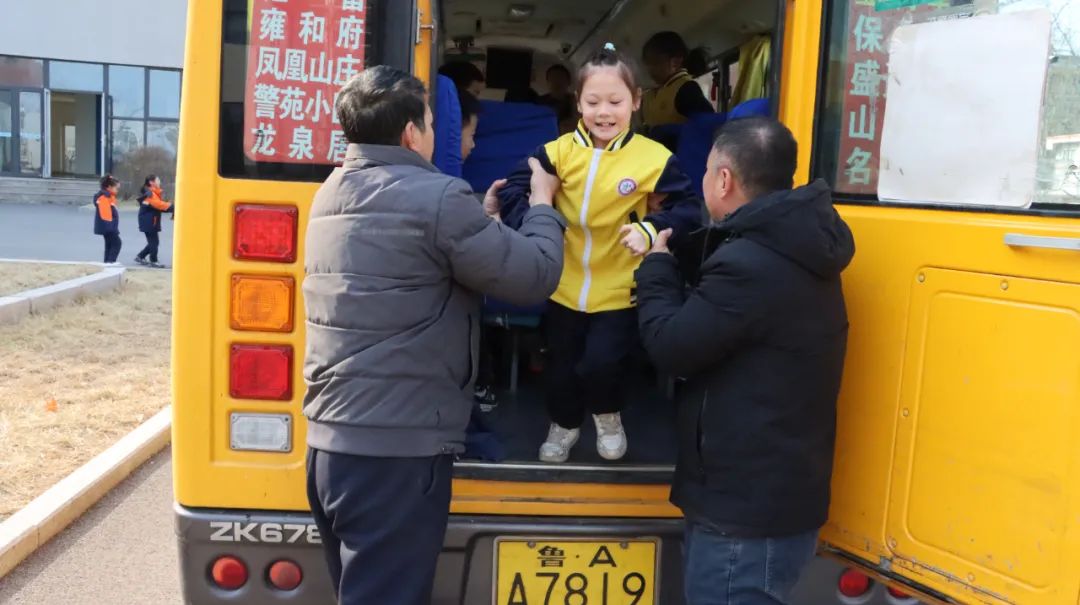 嚴把校車“安全關”，守護學生“平安路”