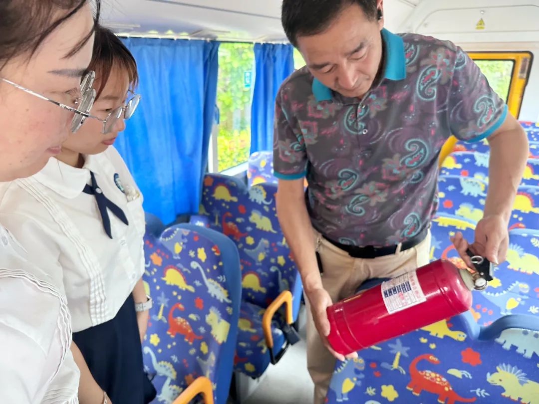 【安全演練】安全乘校車·平安伴我行——寶莉星·艾兒幼兒園2025年校車安全應(yīng)急演練活動(dòng) 圖片