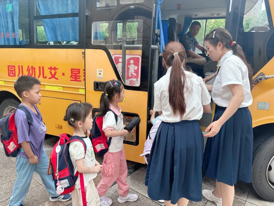 【安全演練】安全乘校車·平安伴我行——寶莉星·艾兒幼兒園2025年校車安全應(yīng)急演練活動(dòng) 圖片