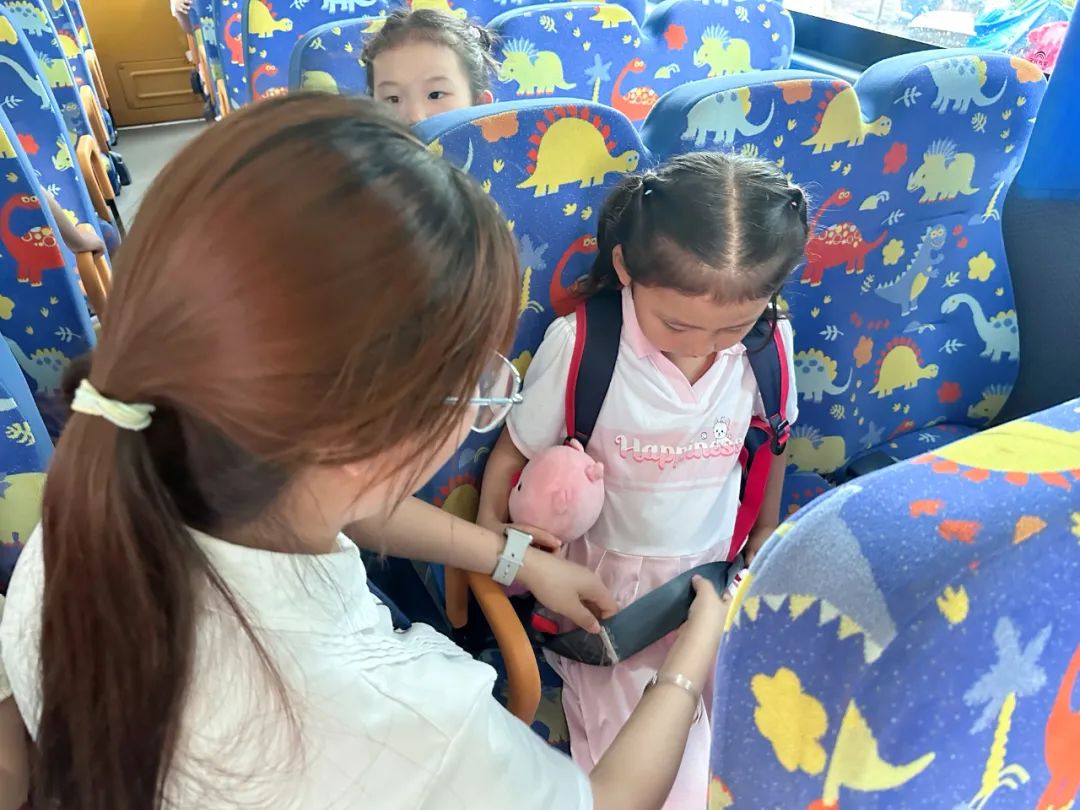【安全演練】安全乘校車·平安伴我行——寶莉星·艾兒幼兒園2025年校車安全應(yīng)急演練活動(dòng) 圖片