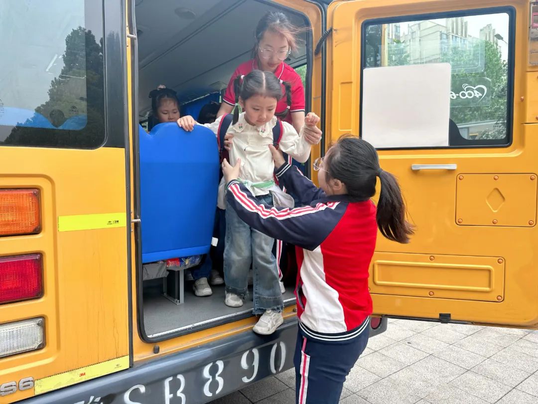 【安全演練】安全乘校車·平安伴我行——寶莉星·艾兒幼兒園2025年校車安全應(yīng)急演練活動(dòng) 圖片