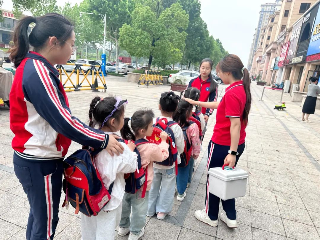 【安全演練】安全乘校車·平安伴我行——寶莉星·艾兒幼兒園2025年校車安全應(yīng)急演練活動(dòng) 圖片