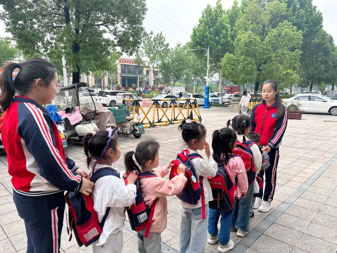 【安全演練】安全乘校車·平安伴我行——寶莉星·艾兒幼兒園2025年校車安全應(yīng)急演練活動(dòng) 圖片