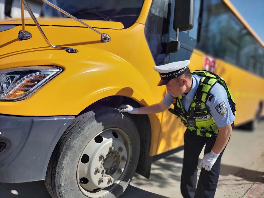 阿勒泰市公安局深入學校開展校車安全隱患檢查工作/ 圖片