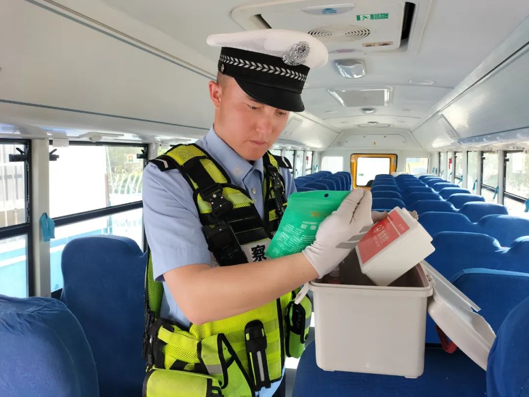 阿勒泰市公安局深入學校開展校車安全隱患檢查工作/ 圖片