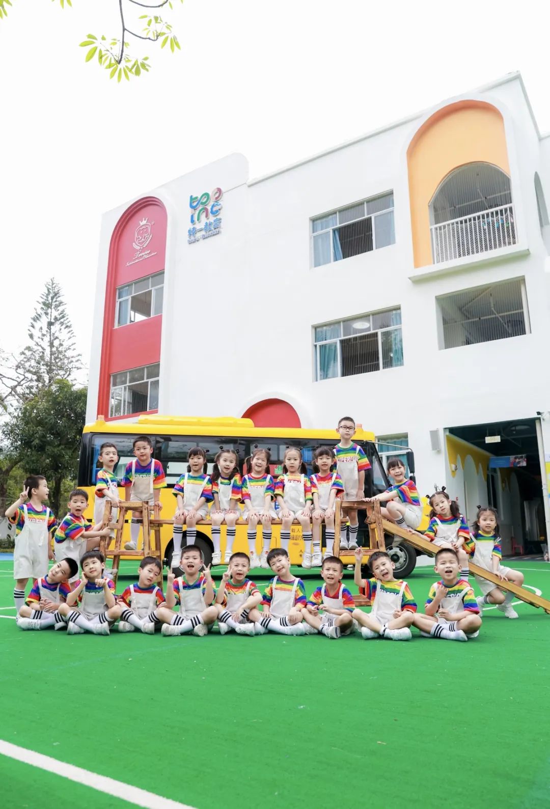 學(xué)生乘坐校車安全須知/ 圖片