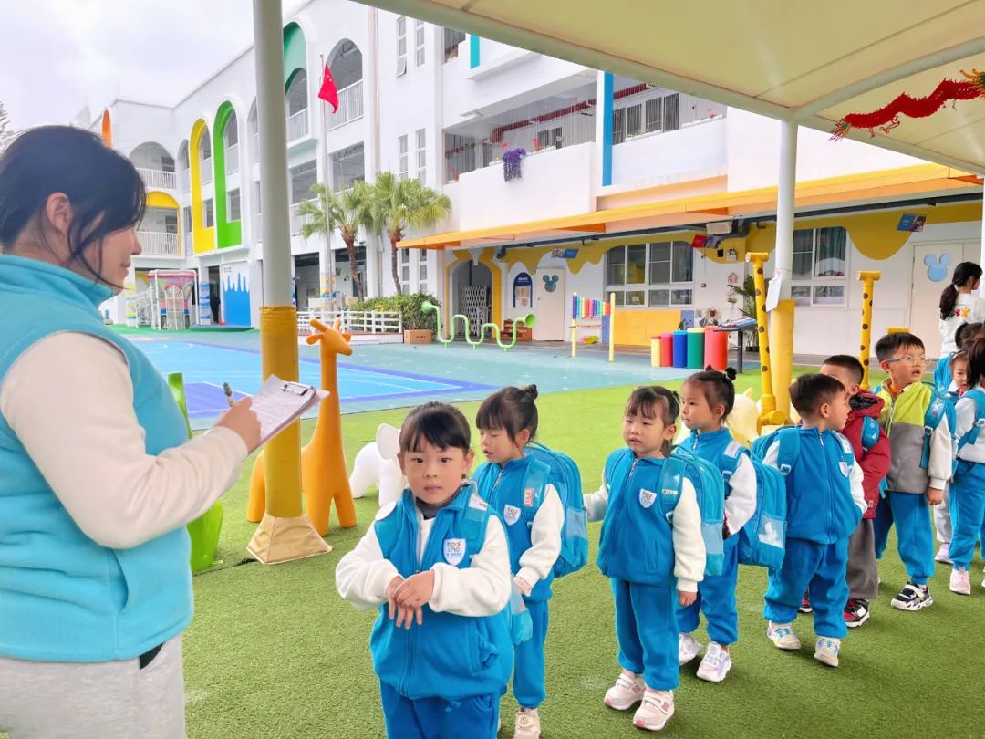 學(xué)生乘坐校車安全須知/ 圖片