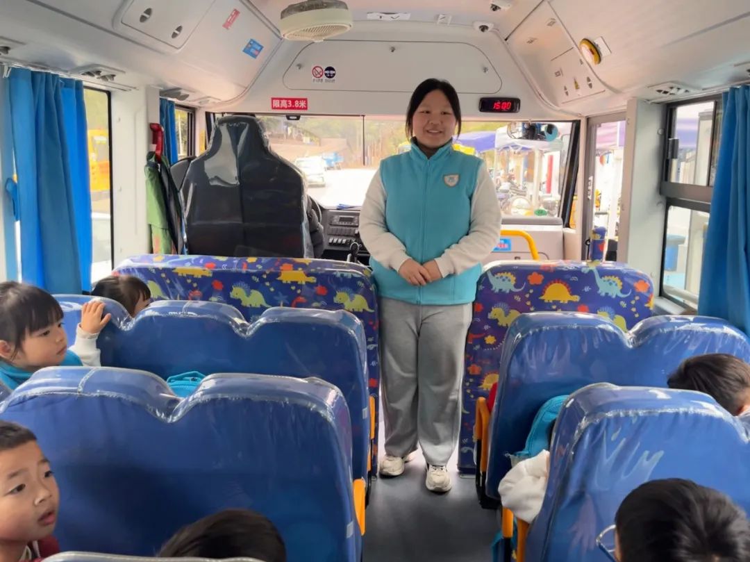 學(xué)生乘坐校車安全須知/ 圖片